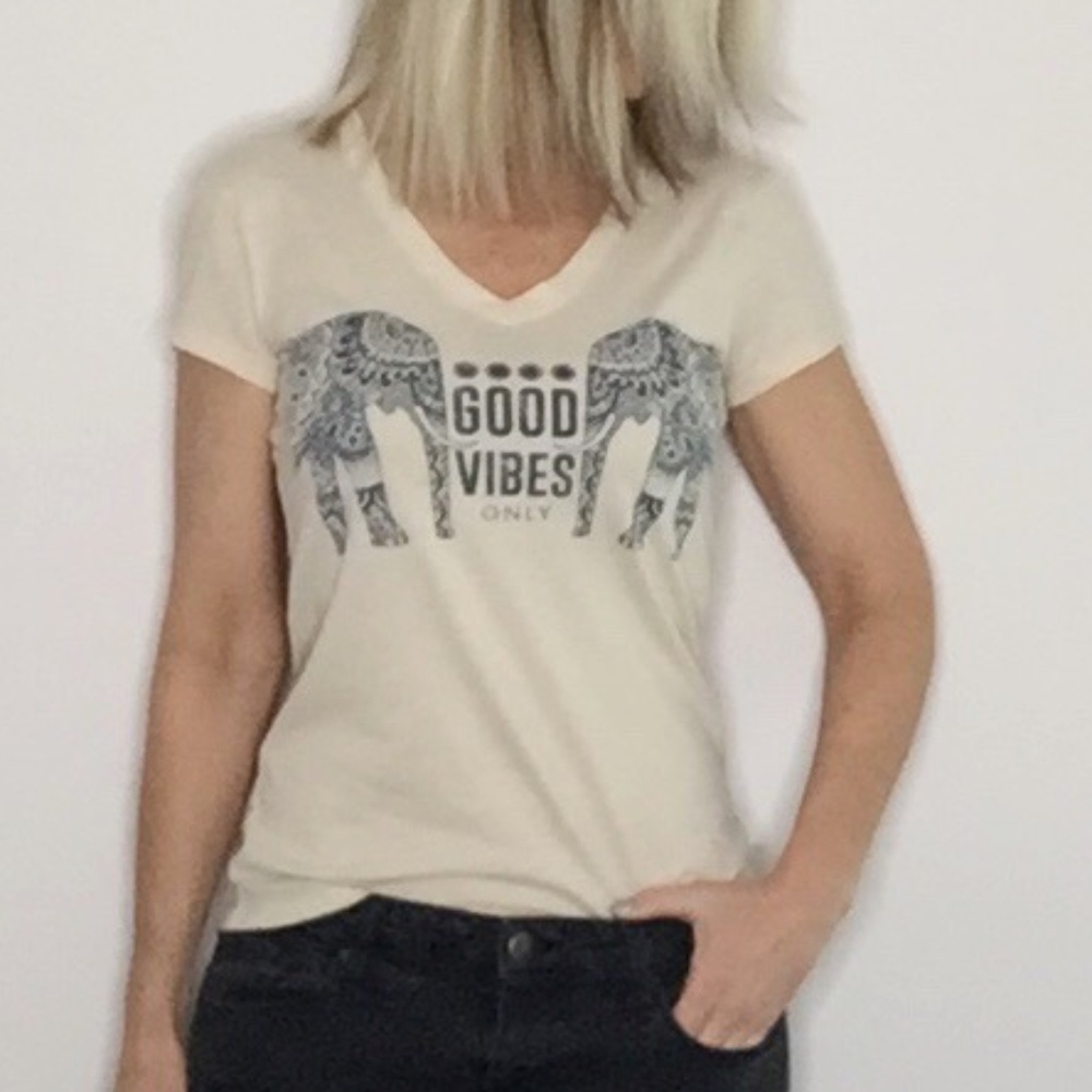 GOLD RUSH | Cream graphic V-neck tee